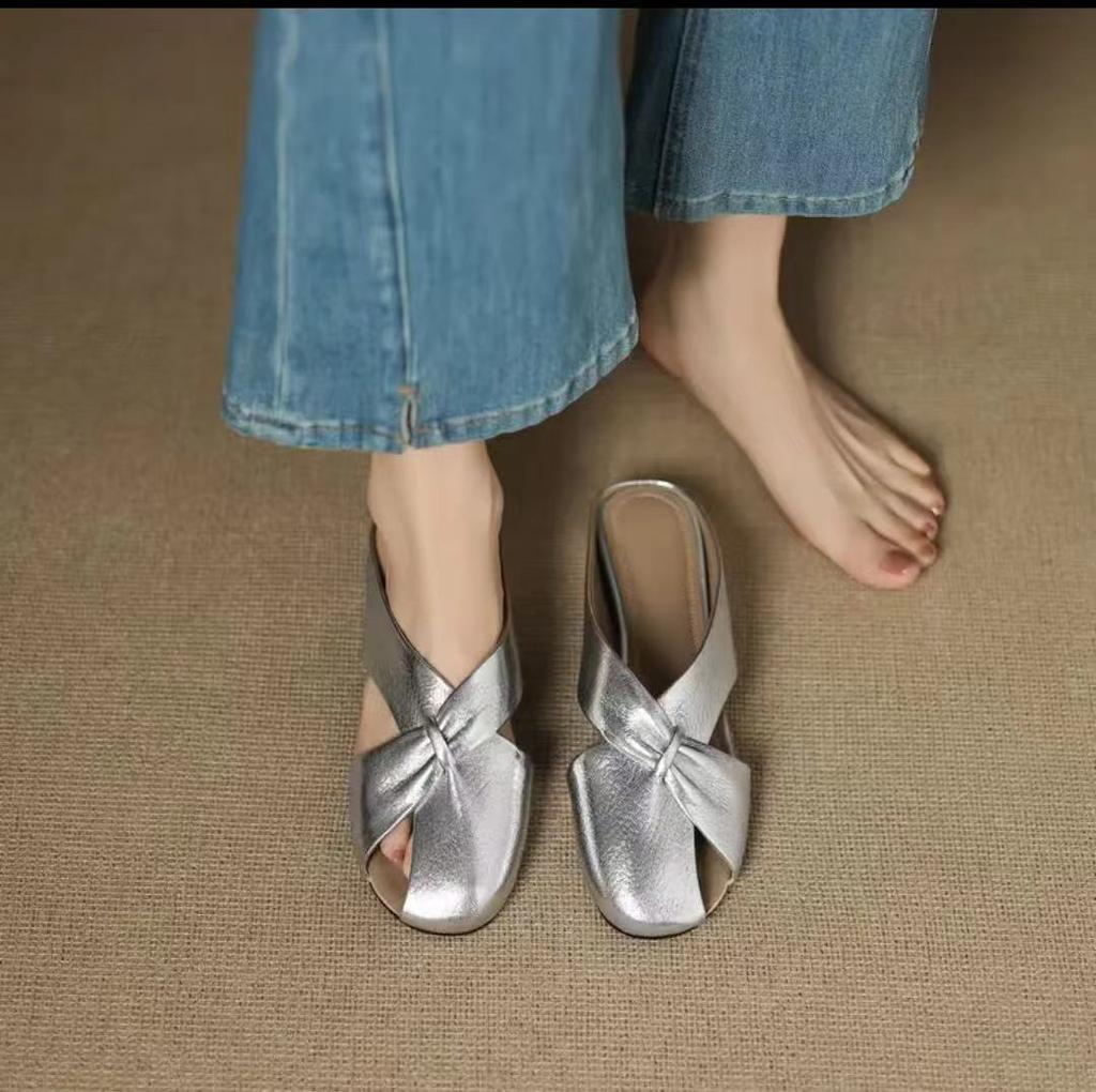 Hollow Bag Head Slippers Women's Summer Wear 2025 New Versatile French Flat Bottom Soft Leather Half Drag High-end New Models