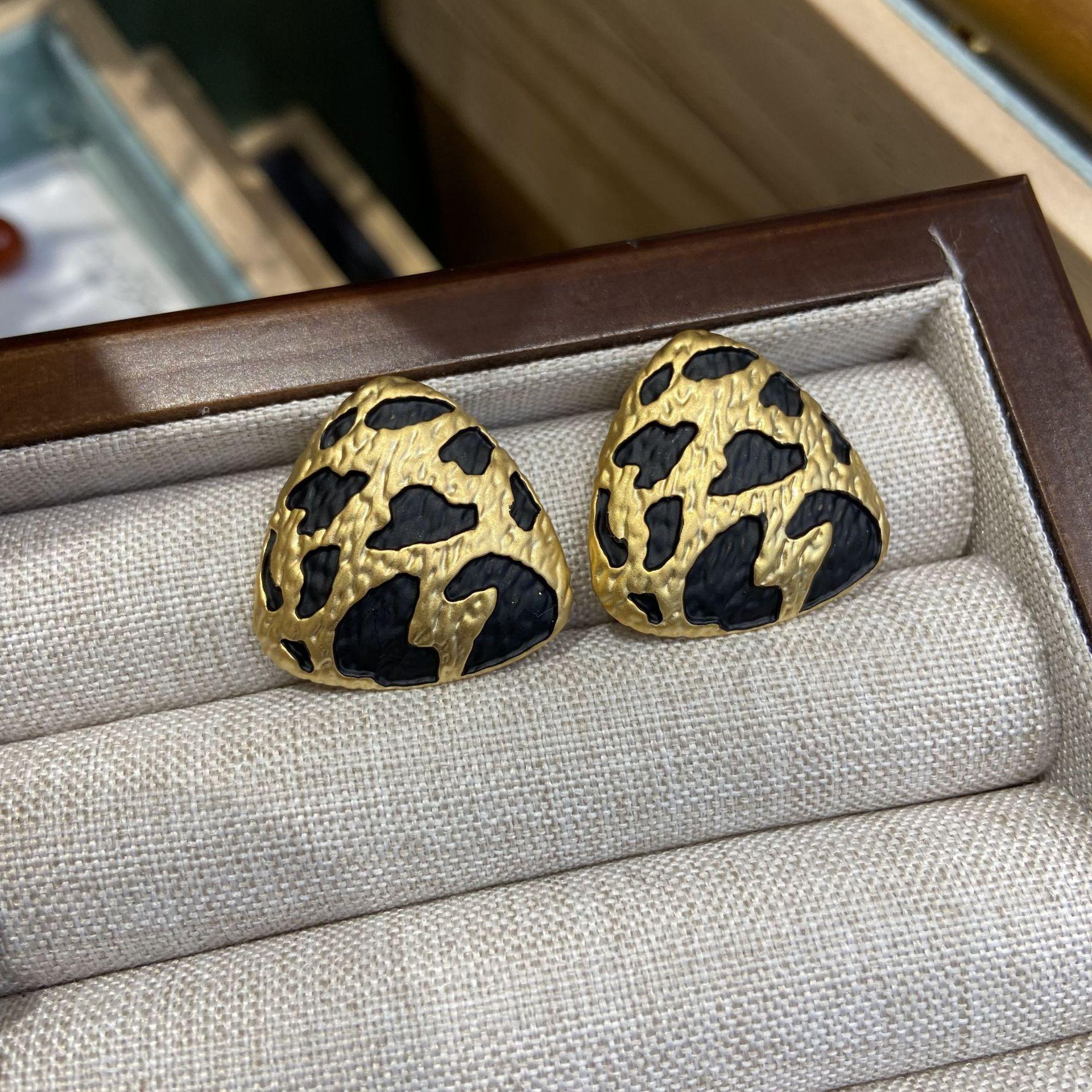 Retro Gold Love Leopard Print Stud Earrings Modern Temperament Unique Fashion High-End Earrings Autumn And Winter Design Earrings