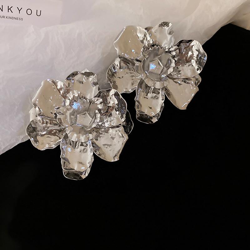 

Three-dimensional pleated metal flower stud earrings women s exaggerated atmosphere earrings temperament earrings light luxury