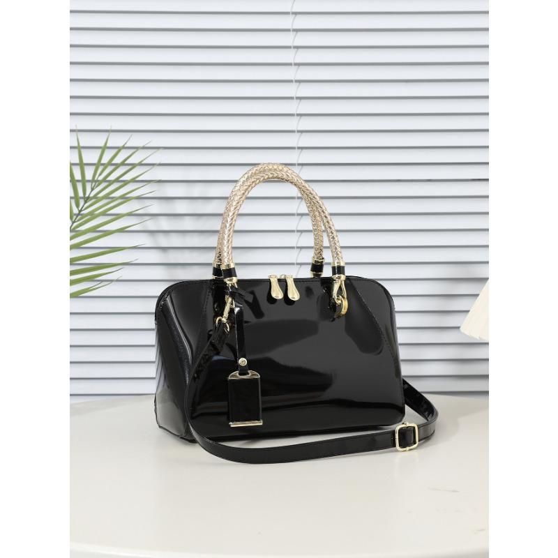 Женская сумочка с глянцевой отделкой — это модно, трендово и дорого. Это вместительная одноплечевая сумка-кроссбоди. чёрный