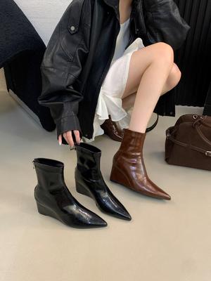 Moda Europeia e Americana bico fino salto anabela botas finas temperamento francês versátil salto alto zíper traseiro elástico botas femininas mostram finura e