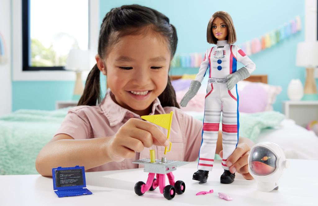 Barbie 65 Barbie Pracovní prostor Pilotka Panenka Hraní na role Věk 3 a HRG45 Sada, Oblečení a Dům, Hra, Vzhůru, Bílá,