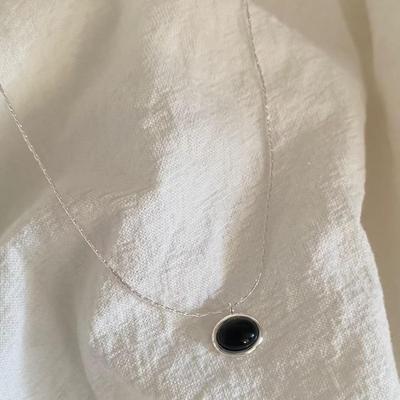 Women's Black Oval Necklace: Retro, Simple, Versatile Design with a Fashionable, Unique Style