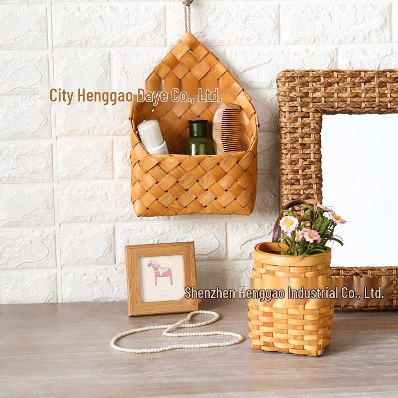 Handgefertigter Wandkorb aus Holzgeflecht im amerikanischen Landhausstil mit Ledergriff zur Aufbewahrung von Obst und Snacks auf dem Schreibtisch