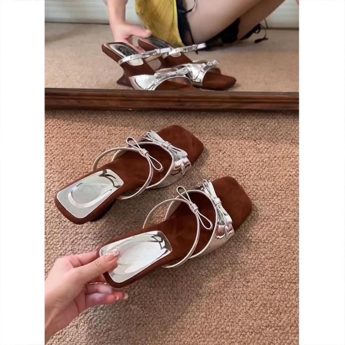 

Женские тапочки носят розовые открытые носки с бантиками, каблуками особой формы и летними высокими каблуками. 40 серебряный