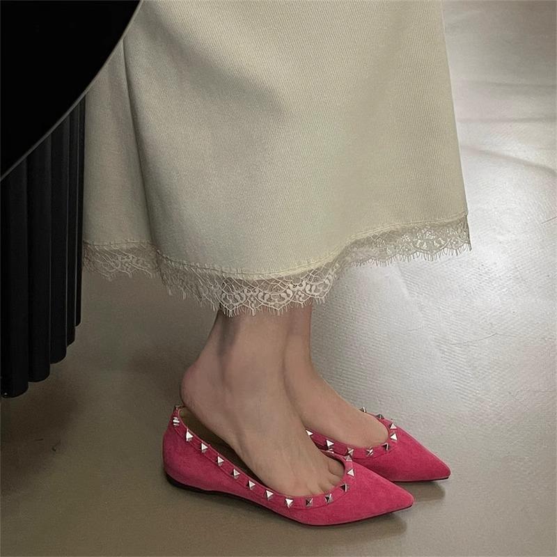 Pointed inner height increase rivet single shoes women's 2025 spring and summer new shallow mouth soft sole red wedding shoes banquet ladyshoes