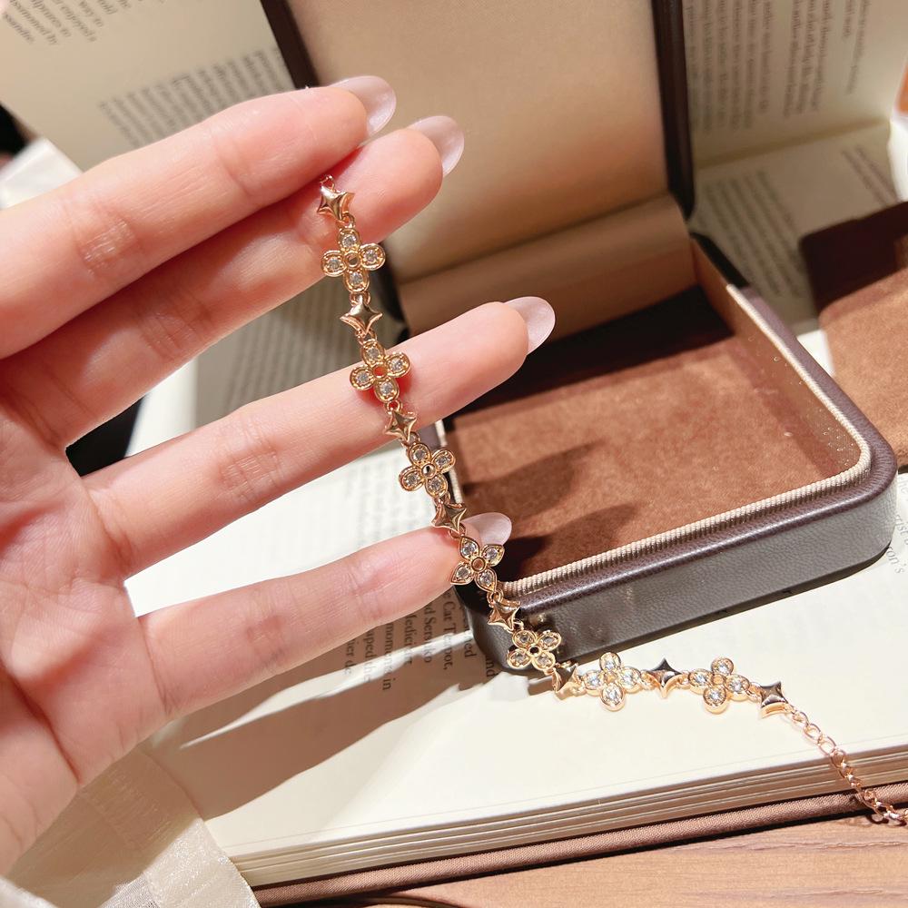 Exquisite Four-Leaf Clover Bracelet for Women: Luxury, Fashionable, Versatile Accessory