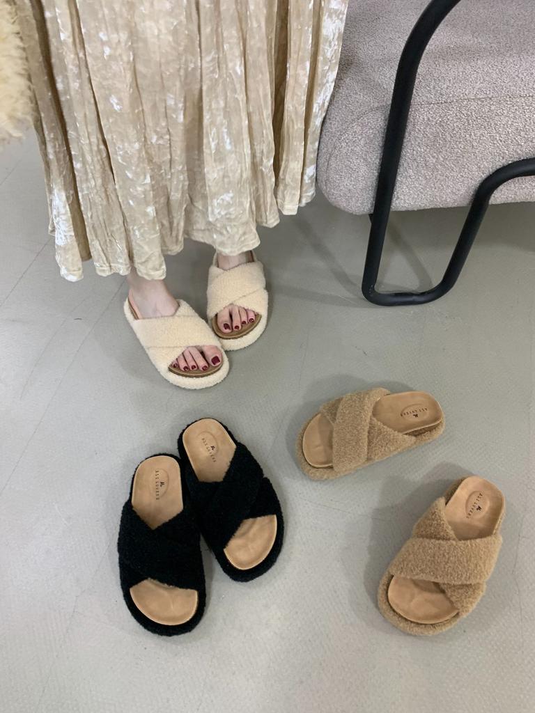 Hairy Cross Small Open-toed Round Head Thick-soled Slippers Outer Wear 2025 Fashion Casual Beach Cool Slippers