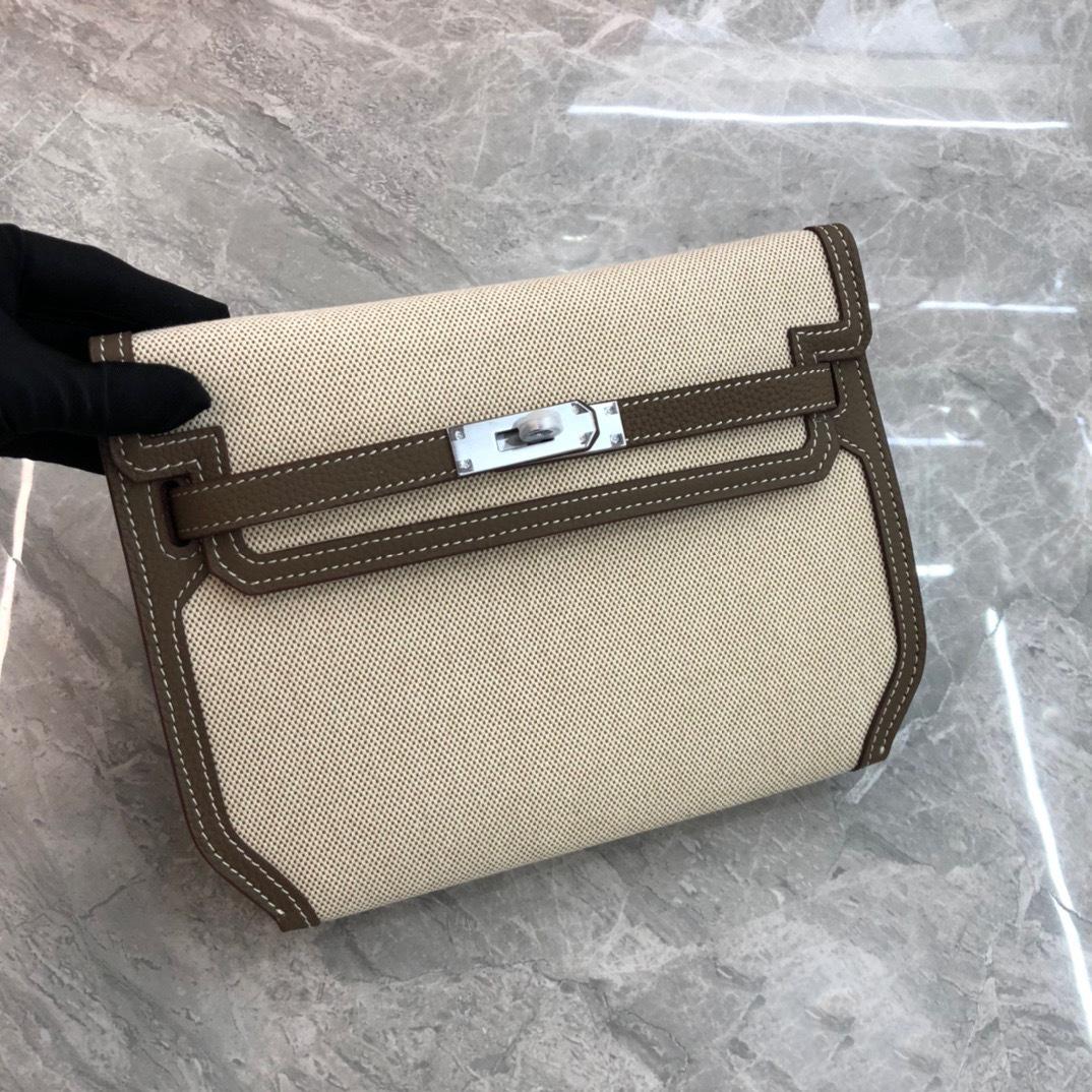 

2025 Новая сумка из холста с верхним слоем из коровьей кожи, сумка через плечо, сумка почтальона с пряжкой, повседневная кожаная женская сумка Length 25x Thickness 4x Height 20cm хаки