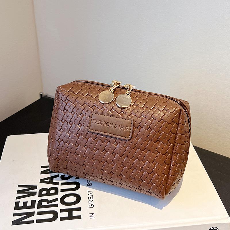 

2025 Женская Новая Высококлассная Косметичка из ПУ с углублениями Ручная Портативная Сумка для Хранения Косметики Кошелек Подходит для Путешествий коричневый