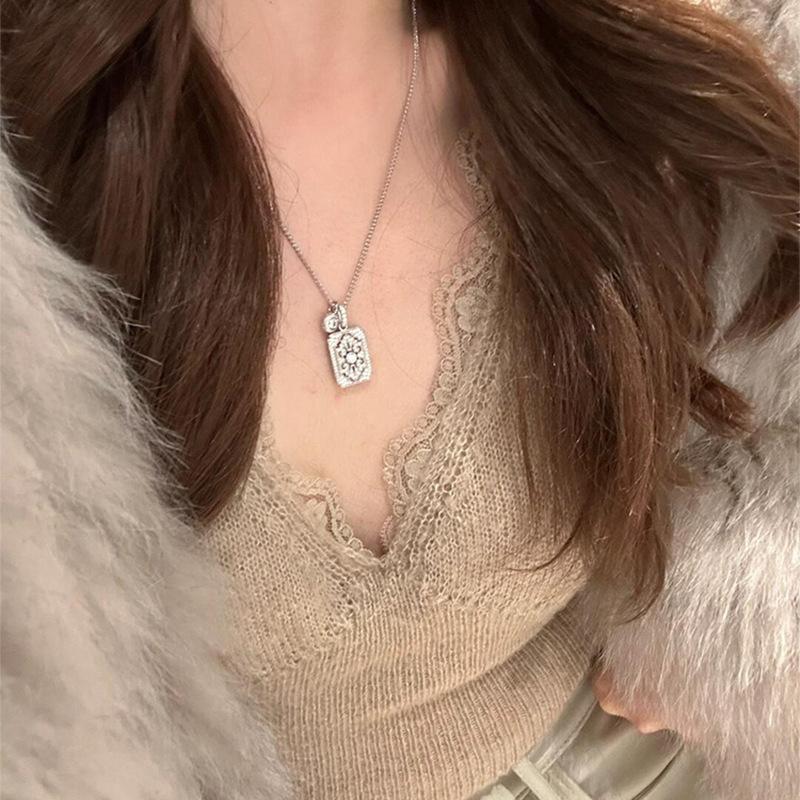 Hollow square pendant necklace light luxury niche antique collarbone chain fashion temperament versatile item decoration