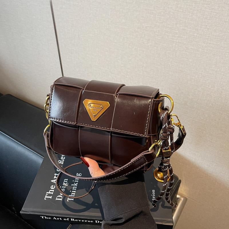 

High-end messenger bag women s new fashion versatile small square bag niche spring and summer commuter woven bag темно-коричневого