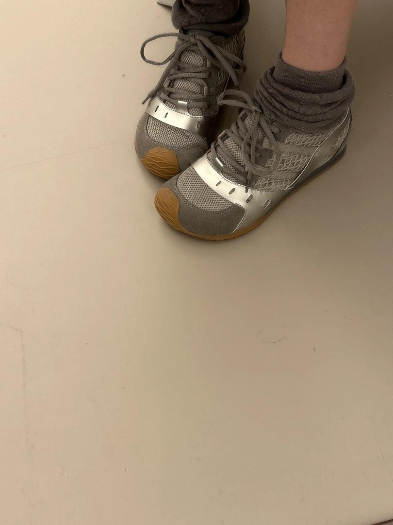 

2025 новая корейская версия весна и лето нишевый дизайн удобные повседневные кожаные на шнуровке серебристо-серые крутые спортивные туфли женские 34