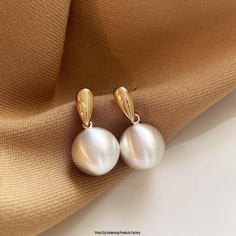 18K Gold-Plated Maillard Style Retro Stud Earrings - Light Luxury, Versatile High-End Design for Women