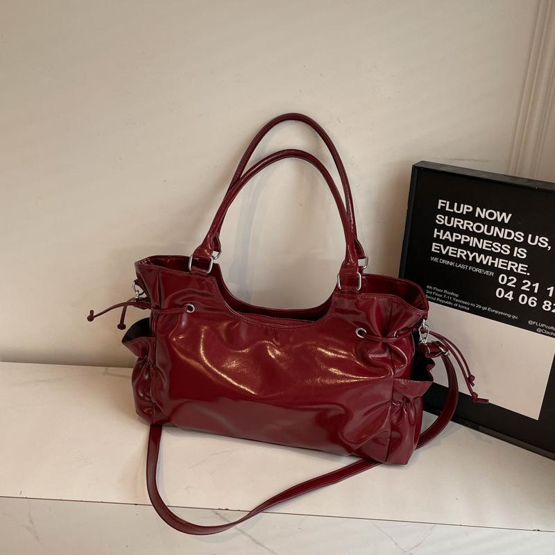 

Textured retro commuter trendy shoulder bag women s 2025 autumn new fashionable foreign style Spice Girl fan car armpit bag бордовый