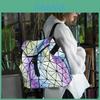 Zeitloser Rucksack mit geometrischem Paillettenmuster und doppelten Schultergurten