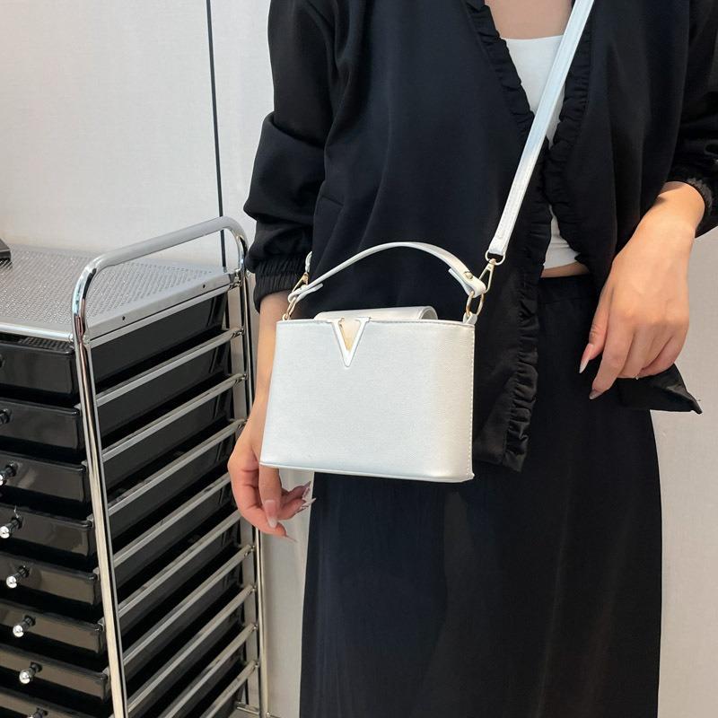 Fashion and high-end summer new light luxury texture niche versatile shoulder messenger handbag