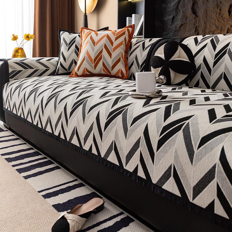 

2025 Light Luxury New Sofa Towel Thickened Chenille Sofa Cover Four Seasons Universal Anti Cat Scratch And Anti Slip Sofa Mat 70x70cm чёрный