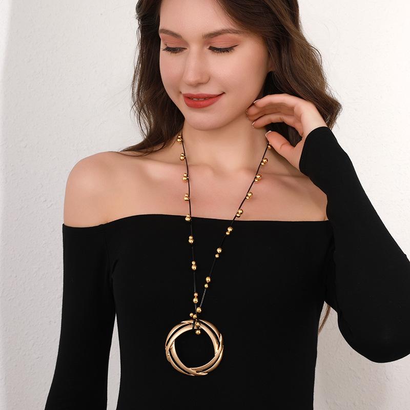 Colier lung de damă cu pandantiv cerc