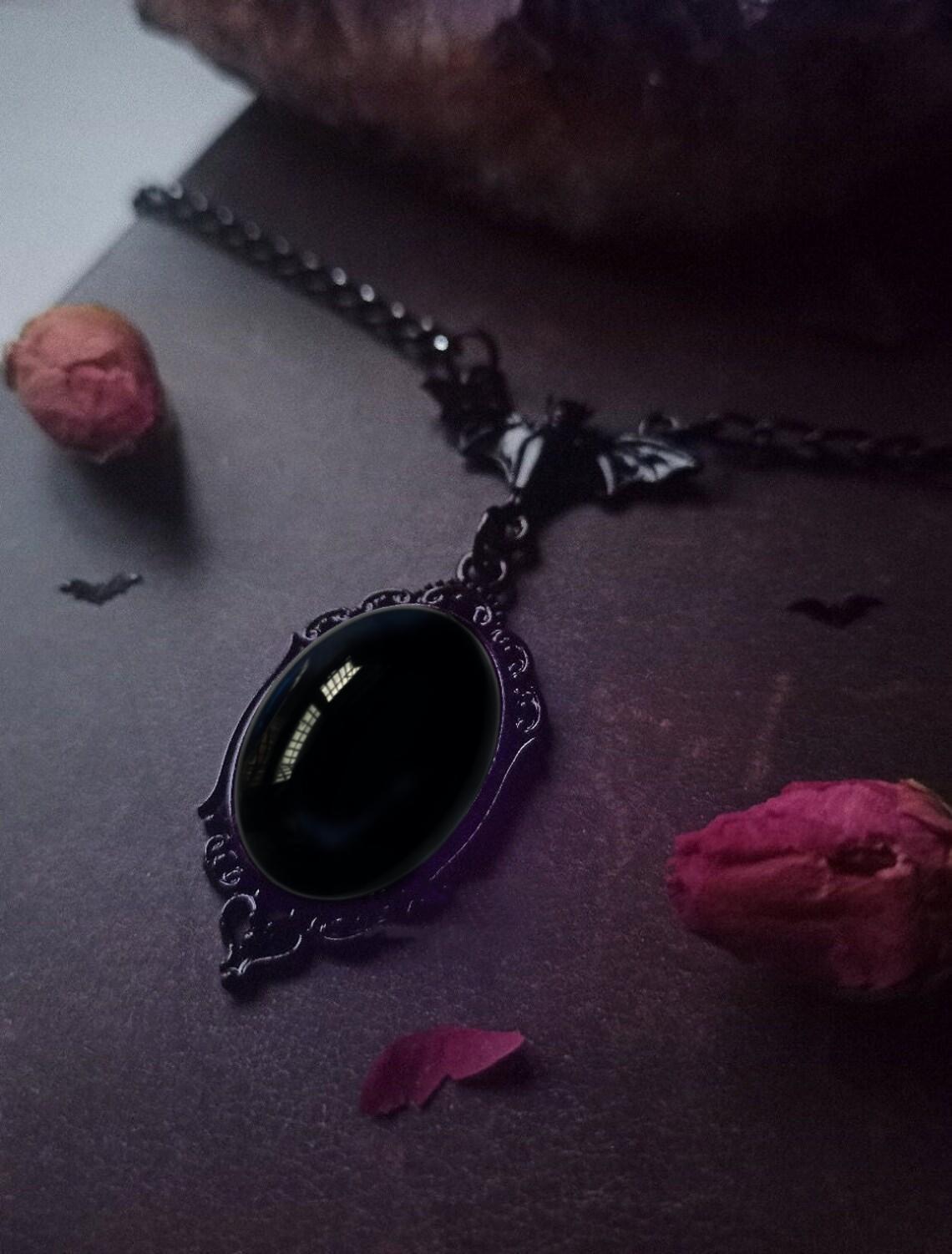 

Викторианское готическое черное ожерелье-камея с летучей мышью, вампиром и ведьмой