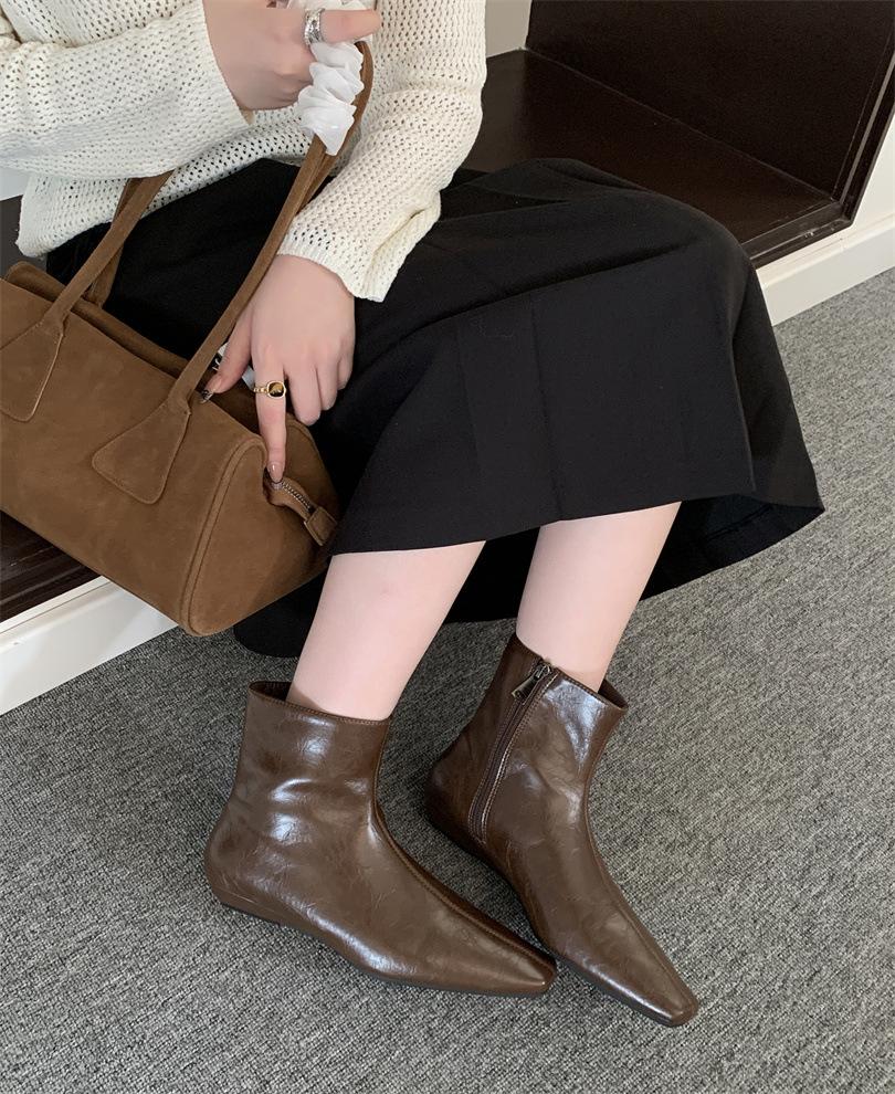 

Европейский стиль, темперамент, толстый каблук, тонкие короткие ботинки, женские, 2025, осень и зима, универсальные ботинки Мартина, французский маленький квадратный носок, маленькая щиколотка 39 темно-коричневого