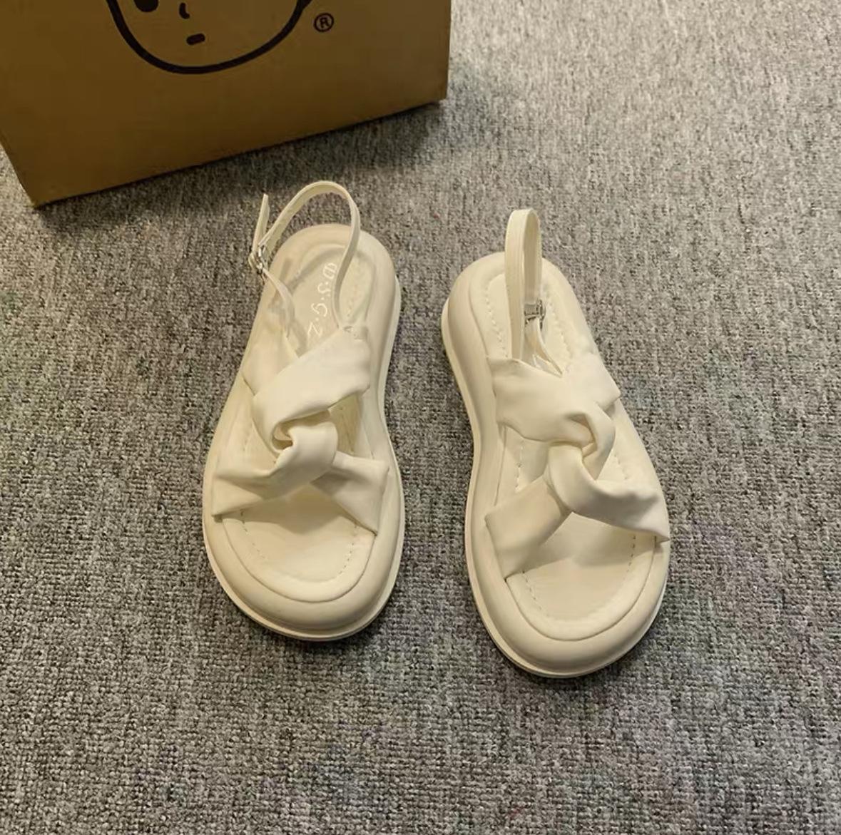 

Platform sandals women s 2025 new summer open-toed small fragrant floral wear beach stepping on shit feeling fashion sandals 35