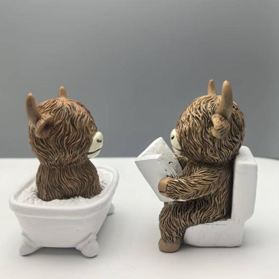 Highland Cow Bathroom Figurine Funny Scottish Cattle Sitting on Toilet Statue Resin Calf Bathing Sculpture for Home Tiered Tray Table Fireplace Decor