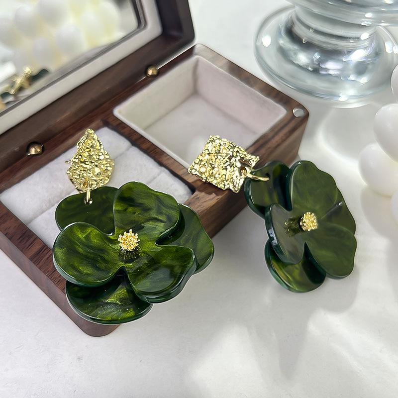 

Серьги-пусеты с цветком французской гардении в лесном стиле, лето 2025: Высококлассный, Ретро, Готовый к отпуску зелёный