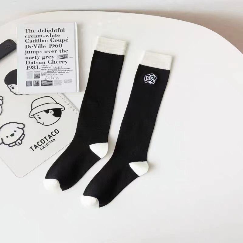 

JK Модные черно-белые контрастные вышитые гольфы до колена, трендовые панельные утягивающие, в японском школьном стиле, кавайные носки для женщин One Size(EU 34-43)