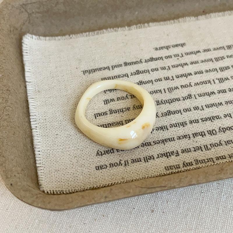 Простое высококачественное геометрическое нерегулярное кольцо из смолы для женщин, нишевое индивидуальное модное универсальное кольцо