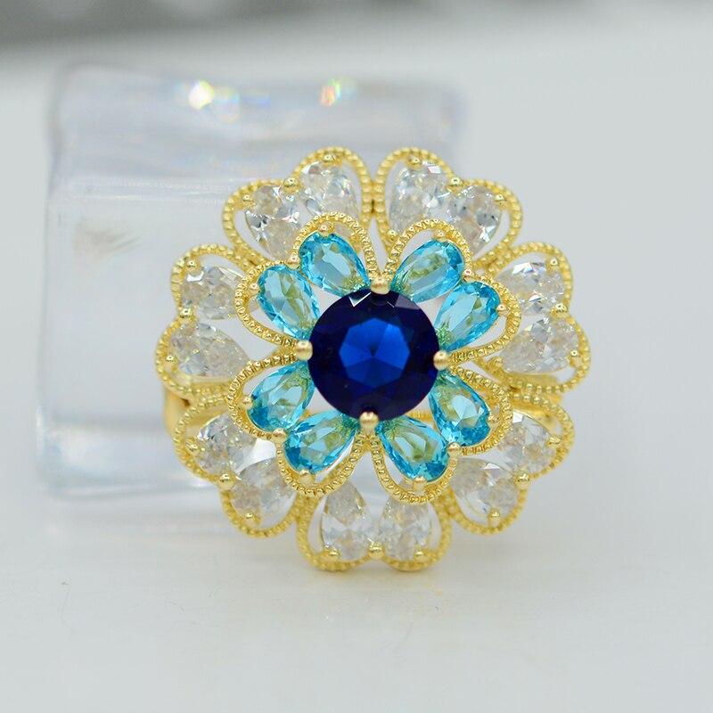 Blucome Luxury Fashion Flower Brooch Rhinestone Copper Pins for Women Weddings Party Office Corsage Lapel Pins Nwe Year Gifts
