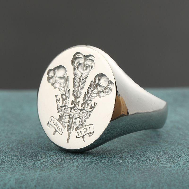 European and American British Royal Family Emblem Ring, Niche Golden Vintage Seal Stamp, Trendy Men's Tail Ring, Light Luxury