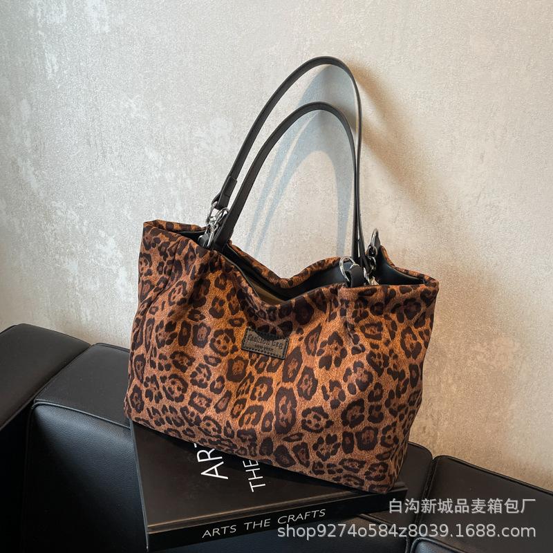 

Autumn and winter portable large-capacity leopard print tote bag women s 2025 new cute girl shoulder bag to work commuter women s bag коричневий