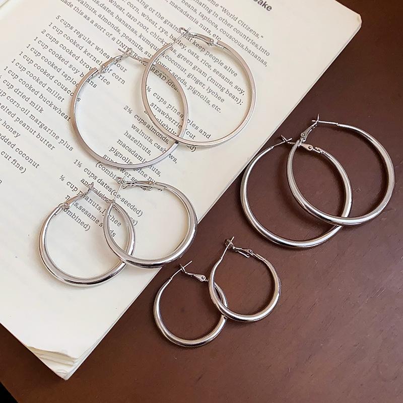Fashion geometric round earrings French simple metal plain earrings temperament advanced sense light luxury earrings women