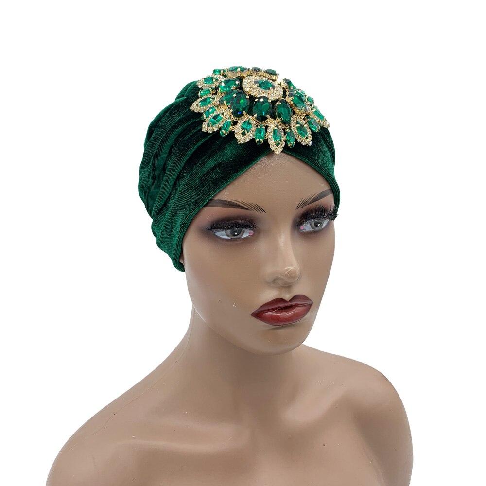 

Роскошный женский бархатный тюрбан со стразами и цветком темно-зеленого