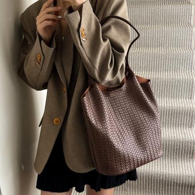 Autumn and Winter Woven Pattern Big Bag Women's New Fashion Retro Underarm Tote Bag Large Capacity Commuter Shoulder Bag