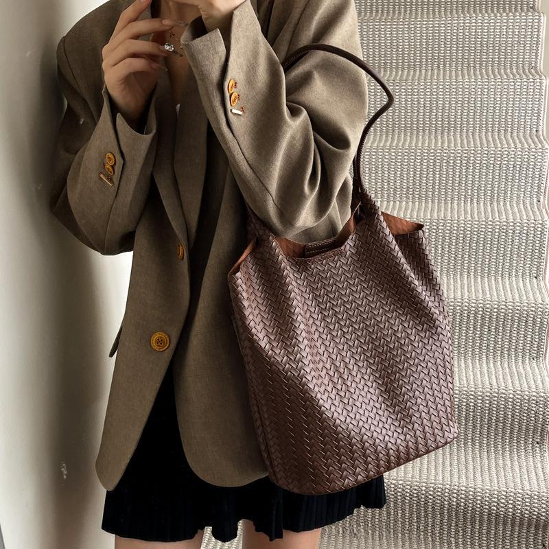 Autumn and Winter Woven Pattern Big Bag Women's New Fashion Retro Underarm Tote Bag Large Capacity Commuter Shoulder Bag