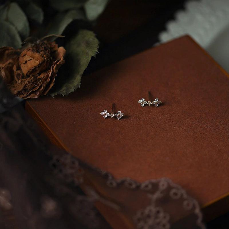 

Серьги-цветы с четырьмя лепестками Изысканные, блестящие, милые, маленькие и универсальные Модные серьги Серьги Женский темперамент