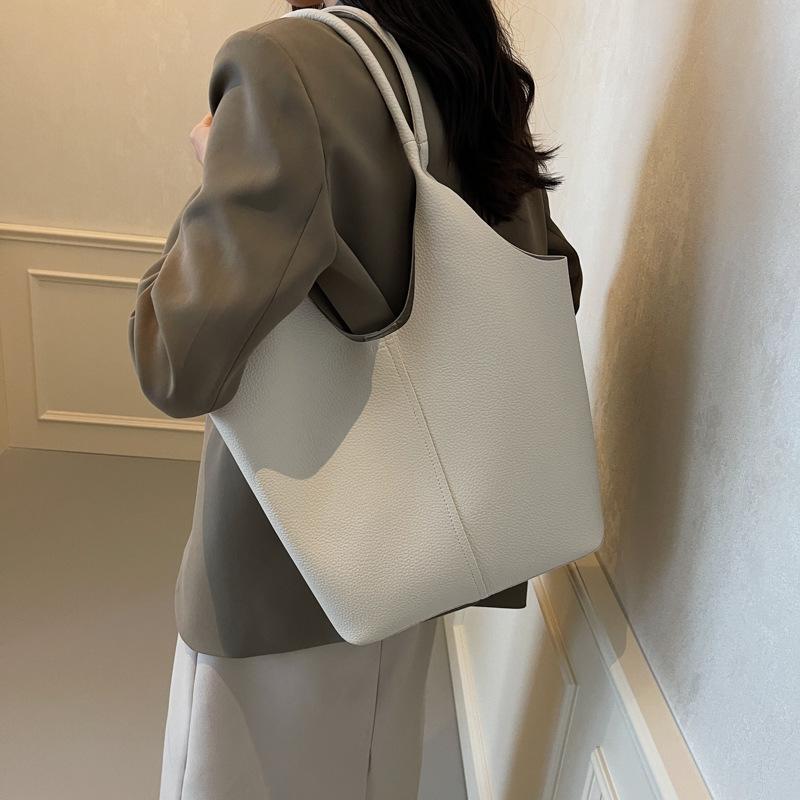 

Зарубежный заказ корейской версии модная сумка-тоут женская 2024 новая модная большая сумка через плечо нишевая сумка-ведро высокого класса бежевый
