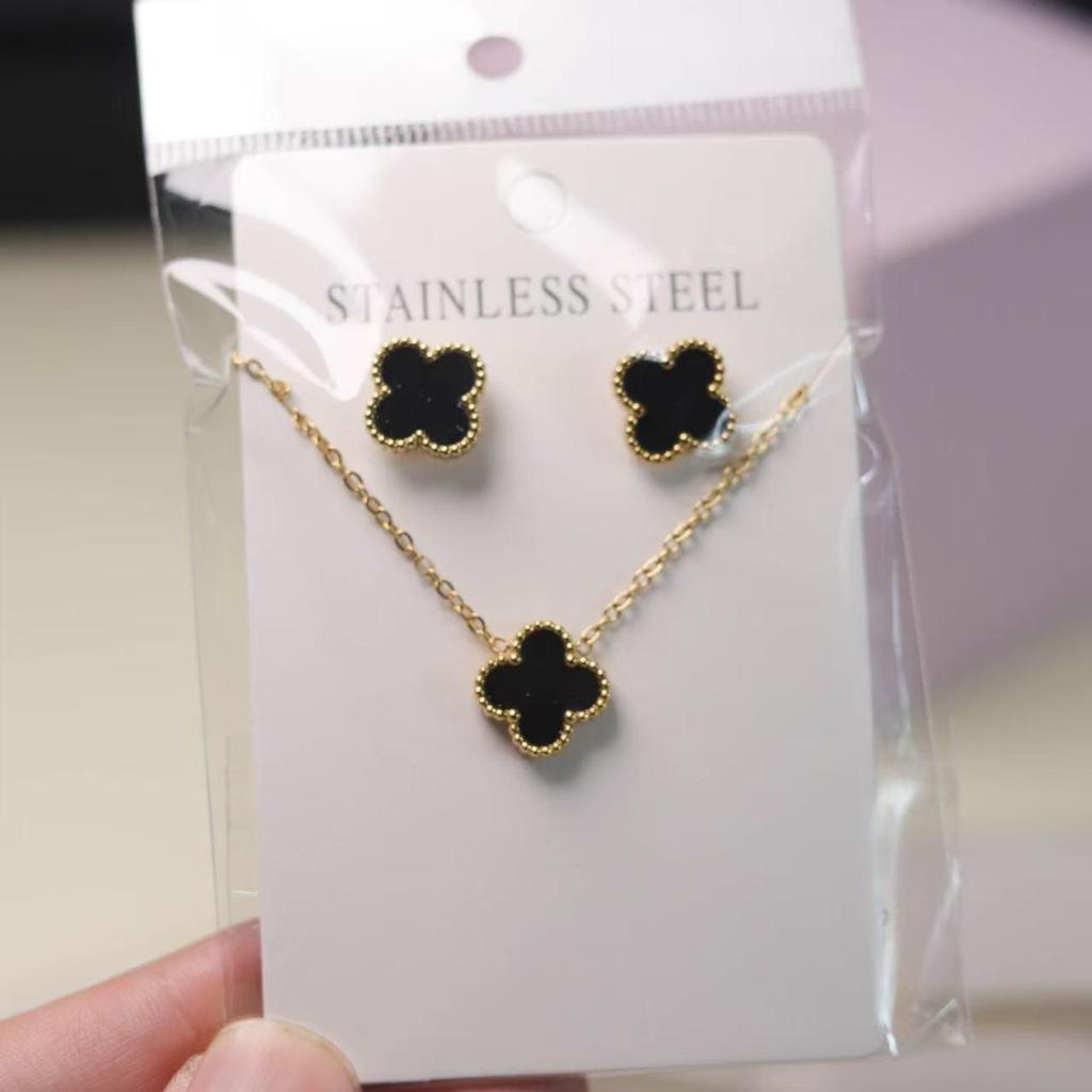 Set di Orecchini a Bottone e Collana con Quadrifoglio Fortunato - Versatile e Stiloso.