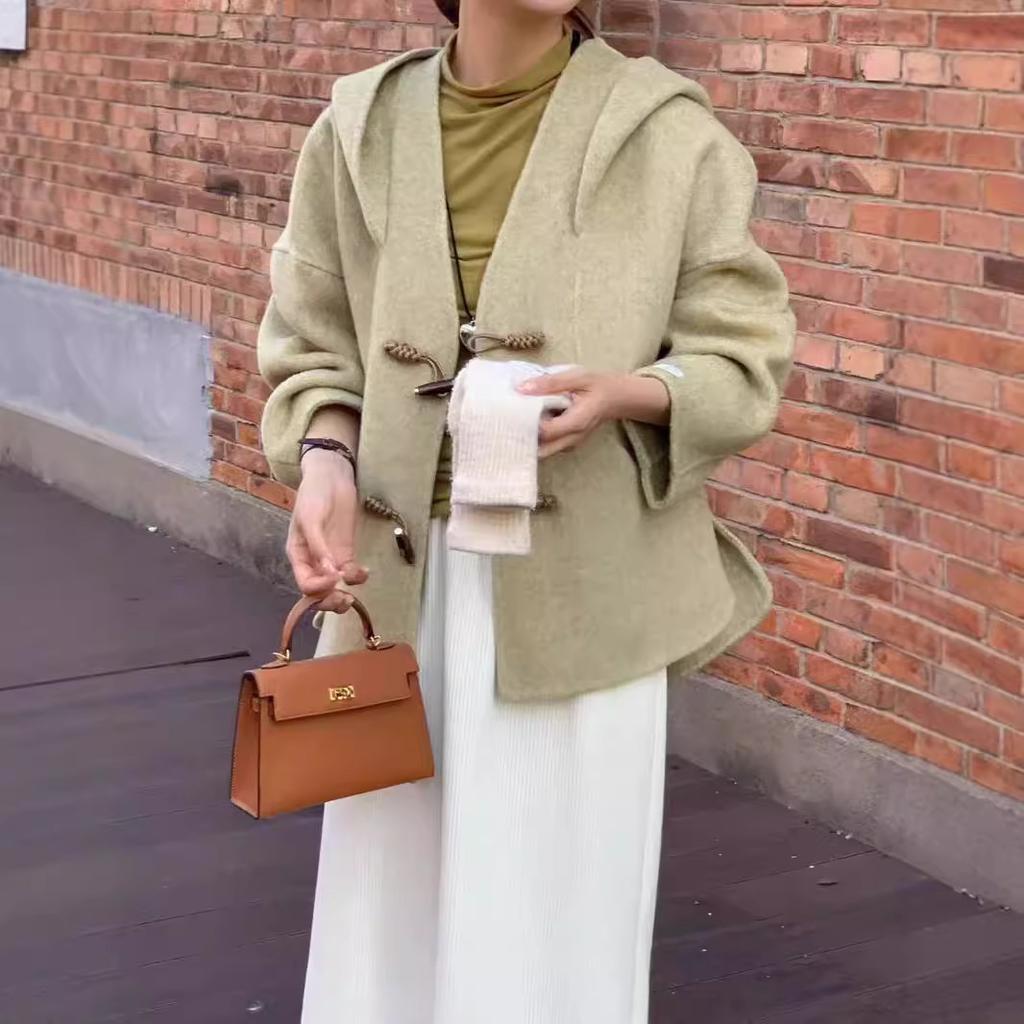 Krótki płaszcz wełniany dwustronny z guzikami rogowymi dla kobiet Jesień i Zima Nowy płaszcz z kapturem Płaszcz wełniany