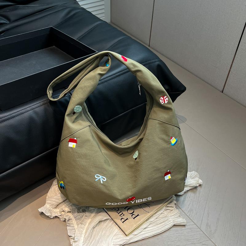

Embroidered nylon bag messenger bag women s new niche design sense large capacity commuter shoulder bag tote bag зелёный