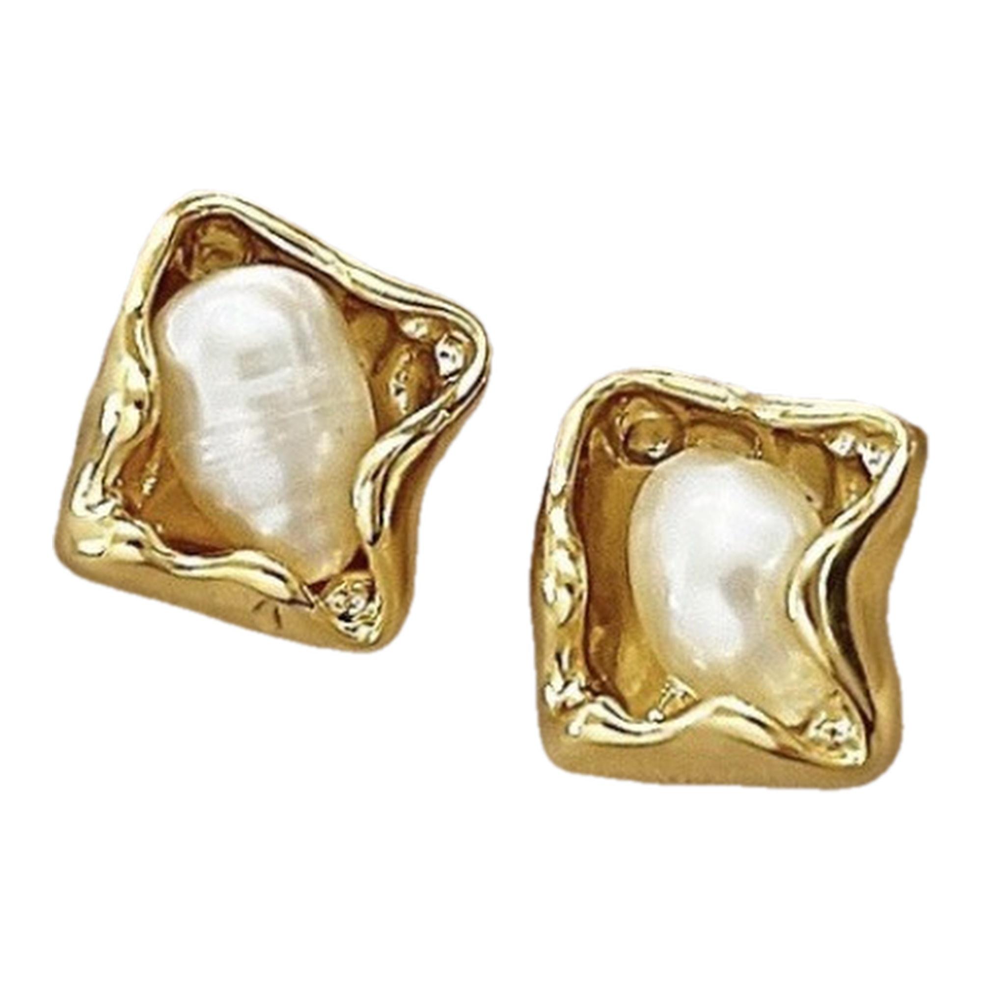 

French Earrings, with A Fashionable and Minimalist Style, Exude A Sense of Luxury and Sophistication. They Are Versatile and Suitable золотой