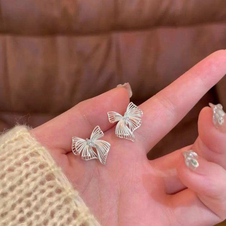 Feminine Temperament Niche High-end Minimalist Earrings