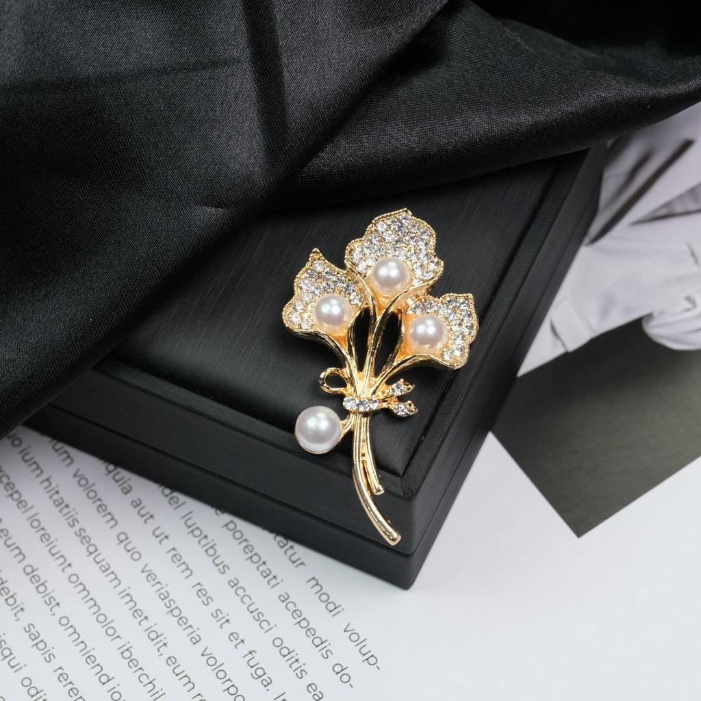Elegant Versatile Light Luxury Corsage Brooch with Niche Design - Anti-Exposure Pin