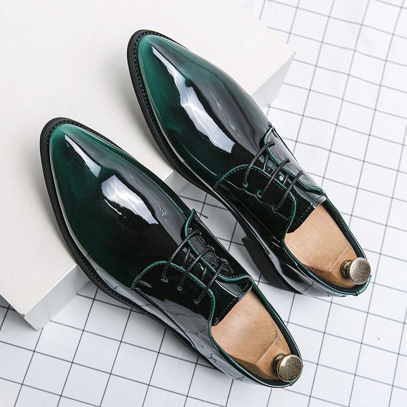 

2025 men s casual large size 48 gradual change of color fashion pointed glossy business dress leathershoes 48 зелёный