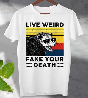 Camiseta Live Weird Fake Your Death Opossum Unissex Masculina Feminina