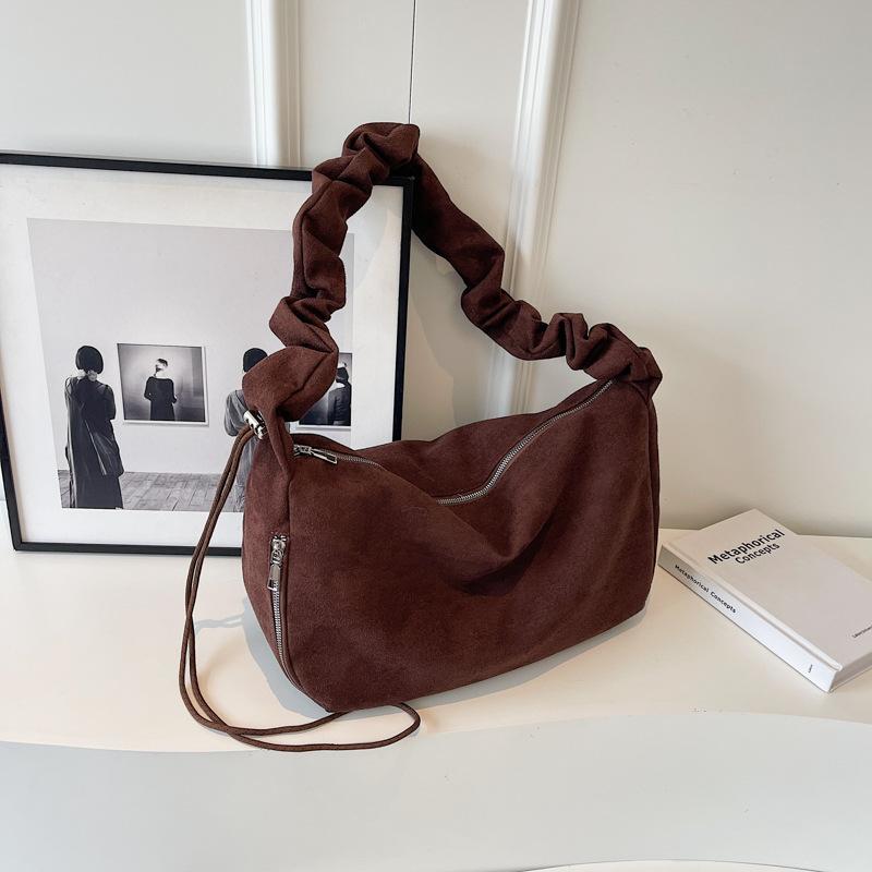 

Large capacity shoulder tote bag women s 2024 autumn new trend fashion leisure commuter oblique span bag women темно-коричневого кольору