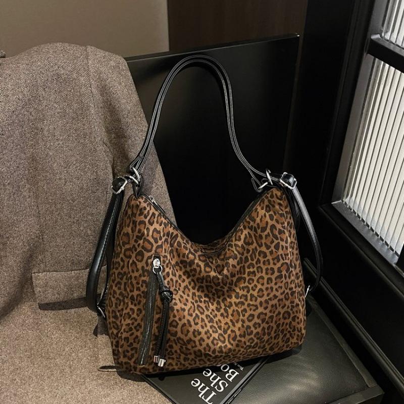 

High-value fashionable leopard print large-capacity messenger bag for women s 2025 autumn and winter new class commuting multi-functional backpack one size fits all коричневый