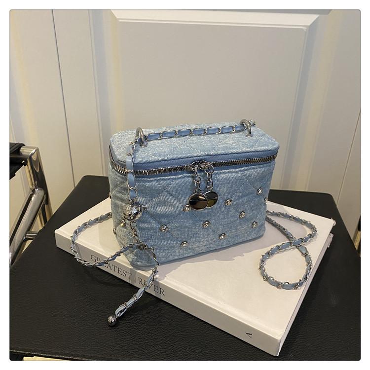 Корейская версия новой джинсовой сумки-коробки с заклепками, ромбовидной цепочкой и темпераментом, модная в 2025 году, через плечо, маленькая квадратная сумка